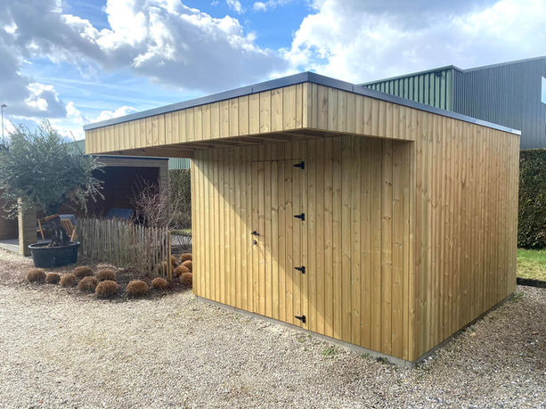 Tuinhuis met dubbele deur en overkapping voor de deur