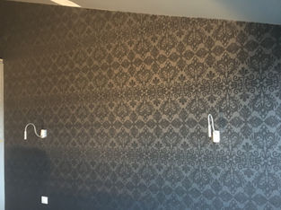 muur tegen schuin dak behangen