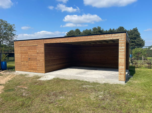 Thermowood tuinhuis met grote overkapping naast