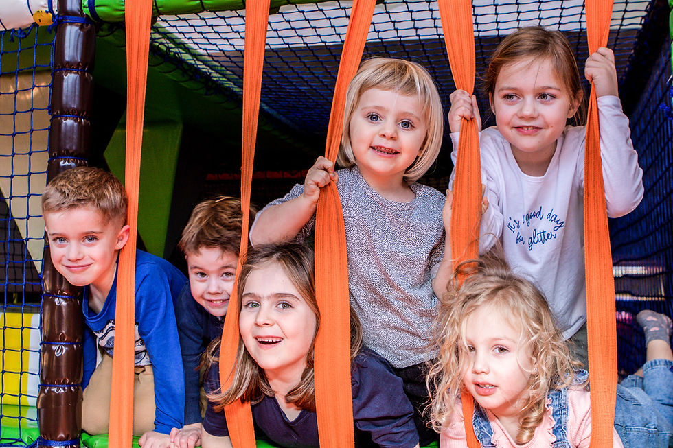 Zes kinderen in de speeltuin van Broekveld