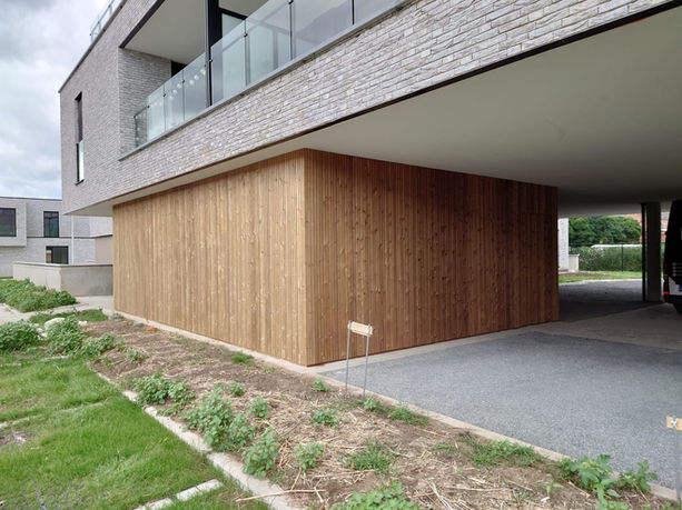 Gedeeltelijke gevelbekleding thermowood