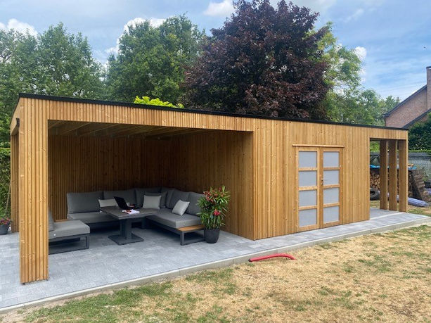 Thermowood tuinhuis met zithoek langs links en dubbele deuren met melkglas