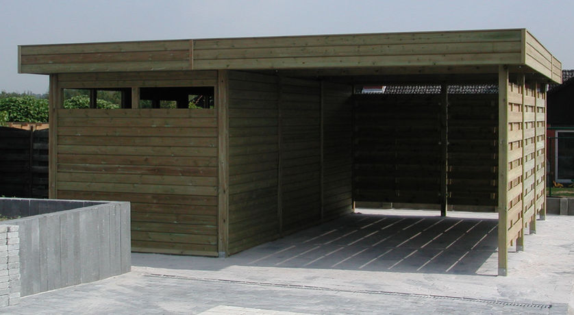 Houten tuinhuis met carport naast