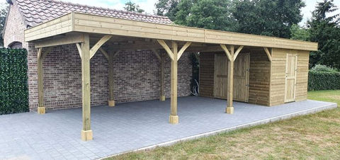 Foto van een carport uit hout met tuinhuis bij