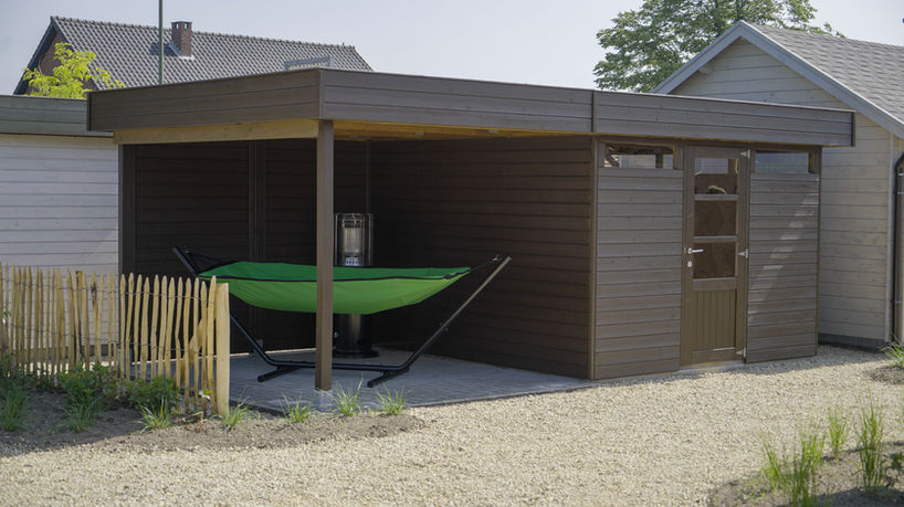 Tuinhuis met overkapping naast voor hangmat