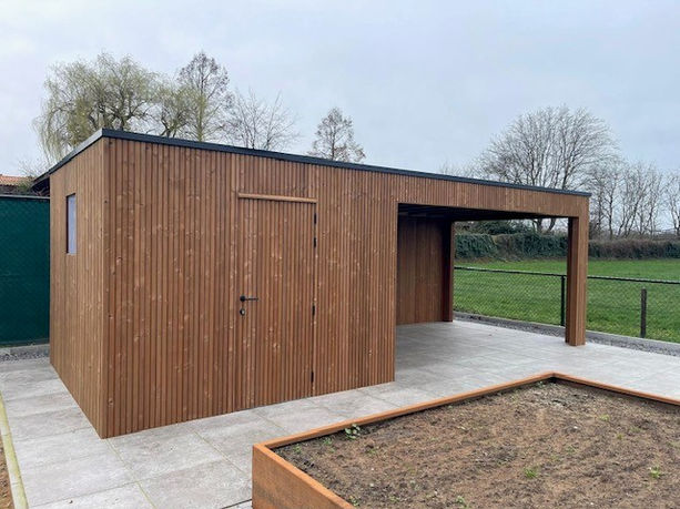 Tuinhuis uit thermowood met overkapping naast