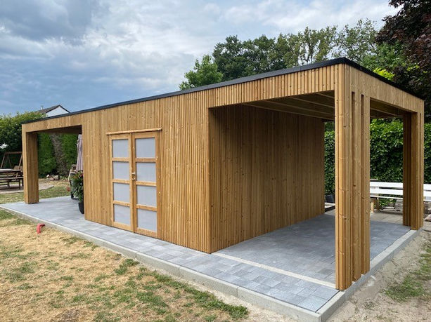 Thermowood tuinhuis met overkapping langs rechts en overdekte zithoek langs links