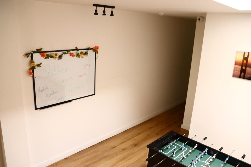 Gemeenschappelijke ruimte Mentriks huis met tafelvoetbal