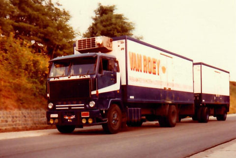 Oudere camion van Transport Van Roey met donker blauw en een logo in gele letters.