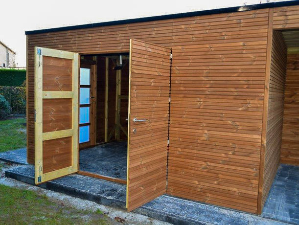 thermowood tuinhuis met dubbele deuren langs de voorkant en enkele deur langs de zijkant