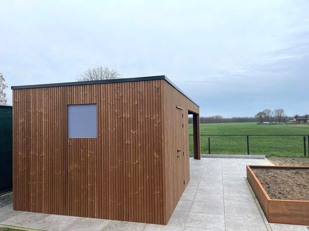 Zijkant van tuinhuis uit thermowood met raampje uit melkglas