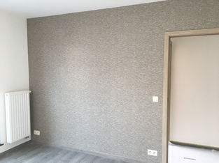 Behang rond deurframe