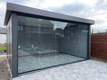 Aluminium tuinhuis met glazen wanden 