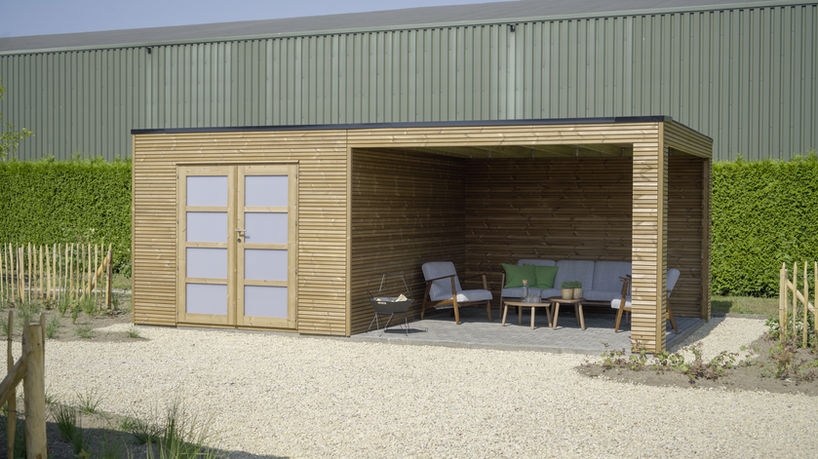 Bleek thermowood tuinhuis met overkapping voor zithoek
