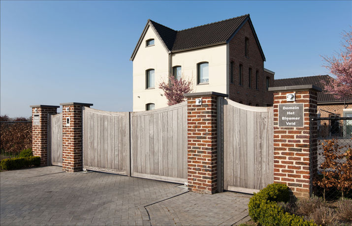 Houten toegangspoorten, twee enkele poorten en een dubbele poort voor de auto. 