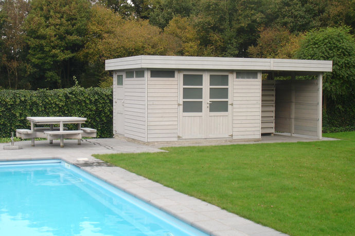 Poolhouse met kleine overdekte ruimte naast