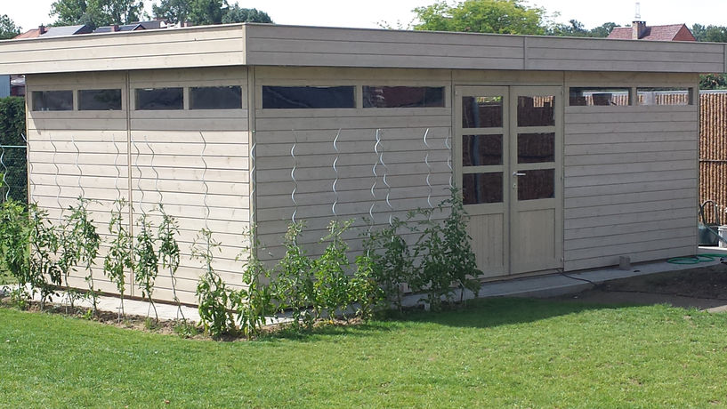Groot tuinhuis in het wit