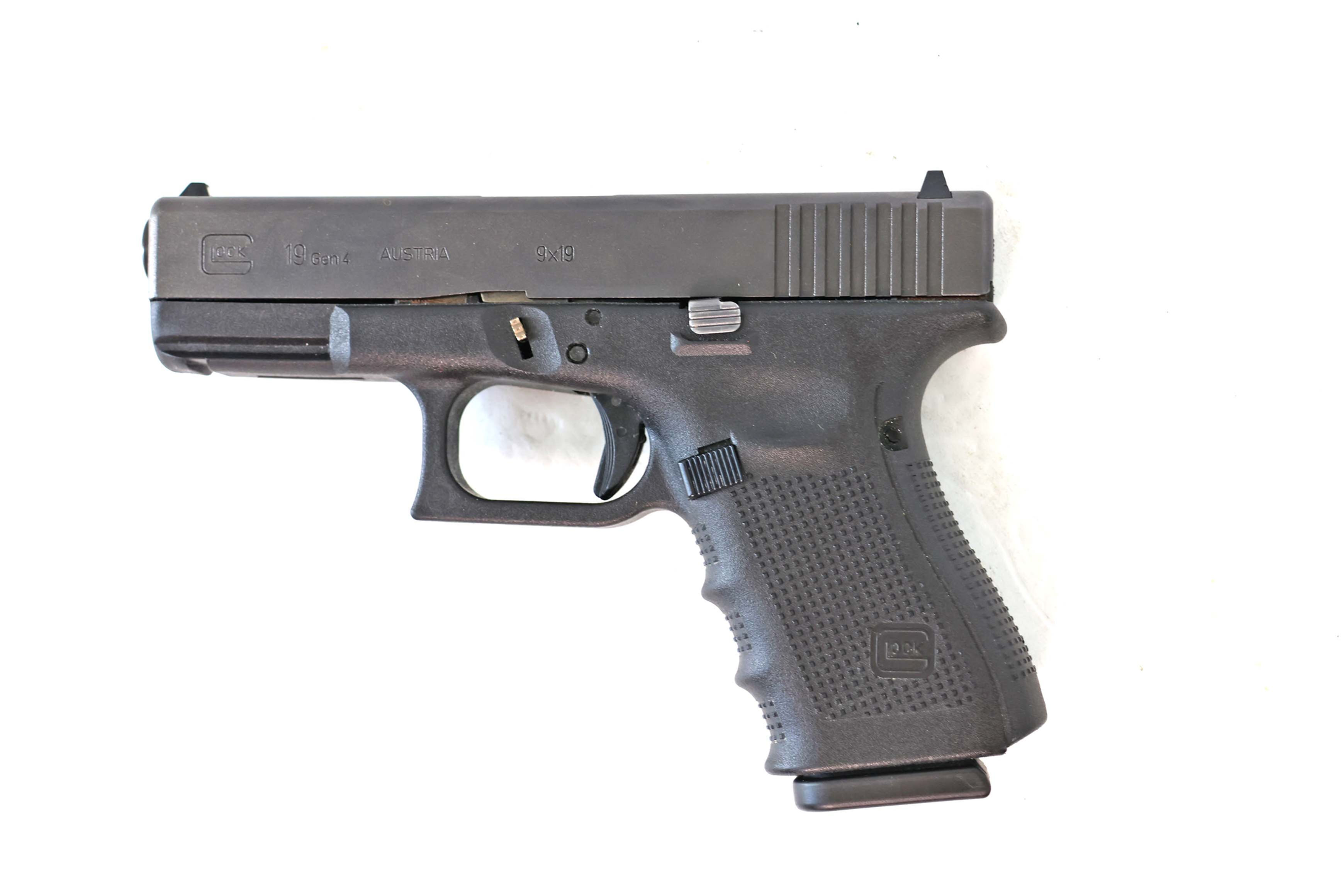 Glock 19 Gen4 W/ Guide Rod Laser & Holster 9MM Excellent Condition