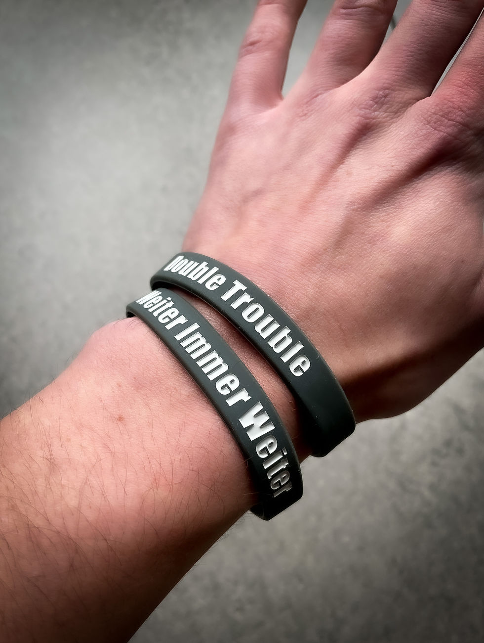 Miniaturbild: Silikonarmband Double Trouble / Weiter Immer Weiter
