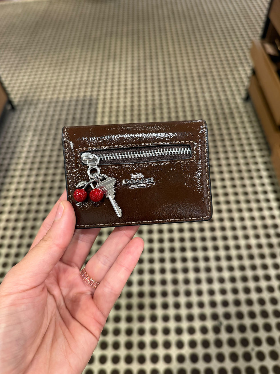 Küçük resim: Coach charmlı mini cüzdan