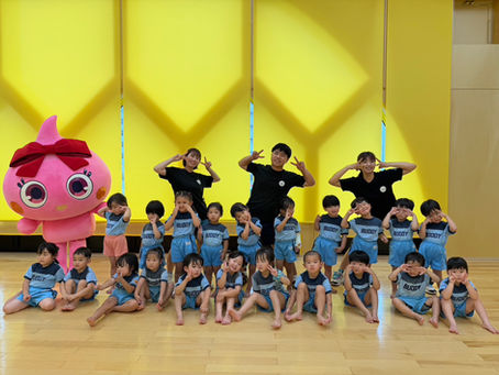 ほっぺちゃんと記念撮影する子どもたち