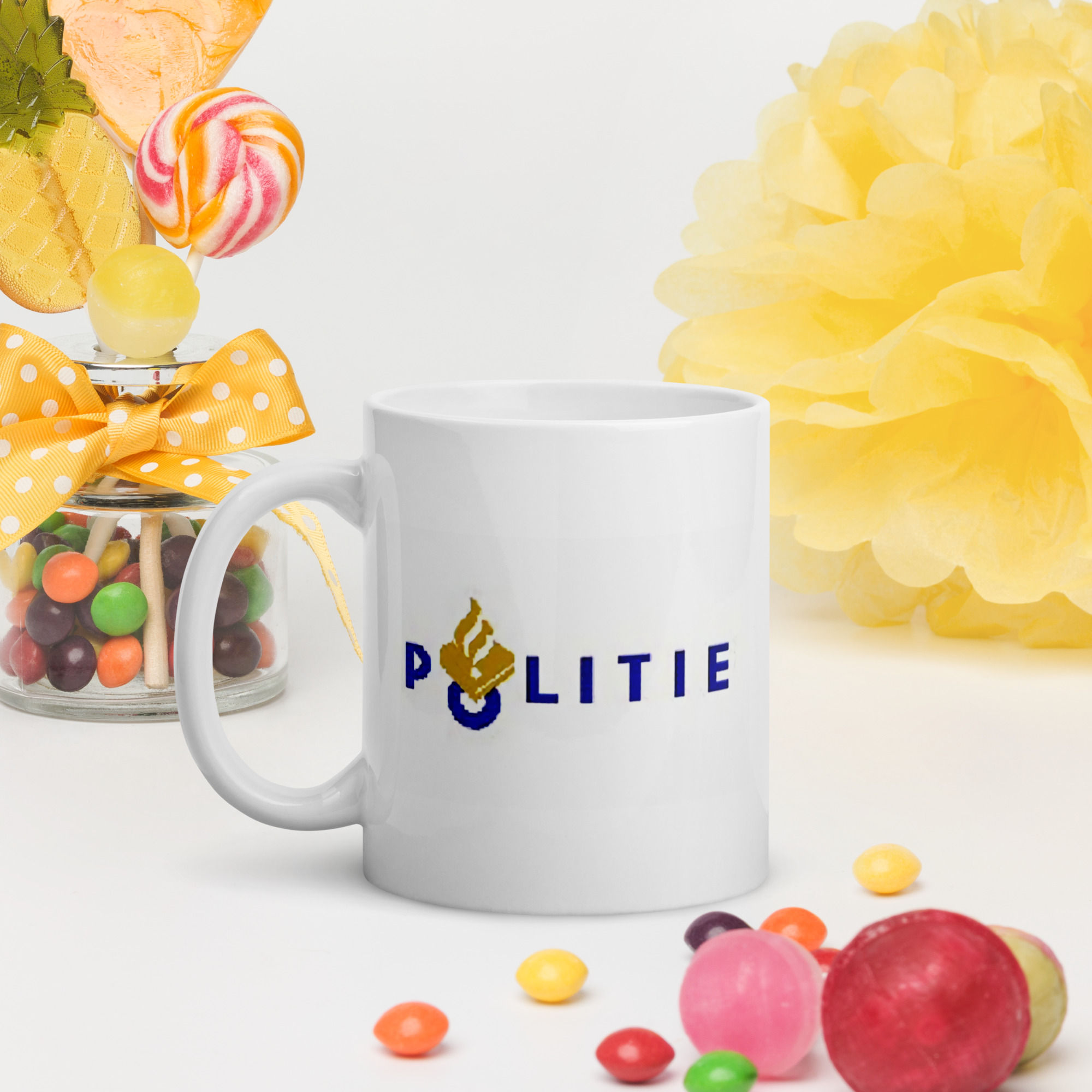 White glossy mug Politie  text Links.