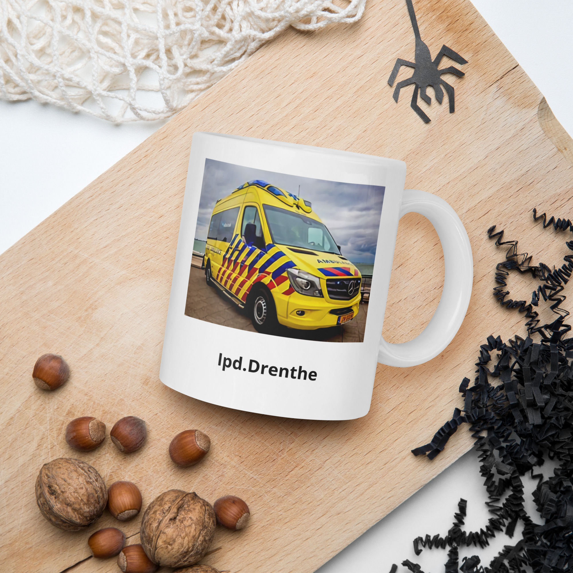 White glossy mug ambulance Recht's.