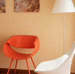 orangefarbene und weisse Stühle im Wartebereich