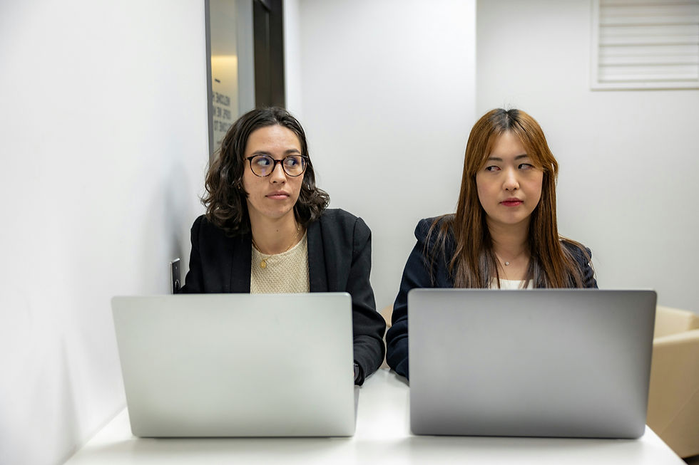 Améliorer vos relations de travail avec vos collègues : deux collègues côte à côte