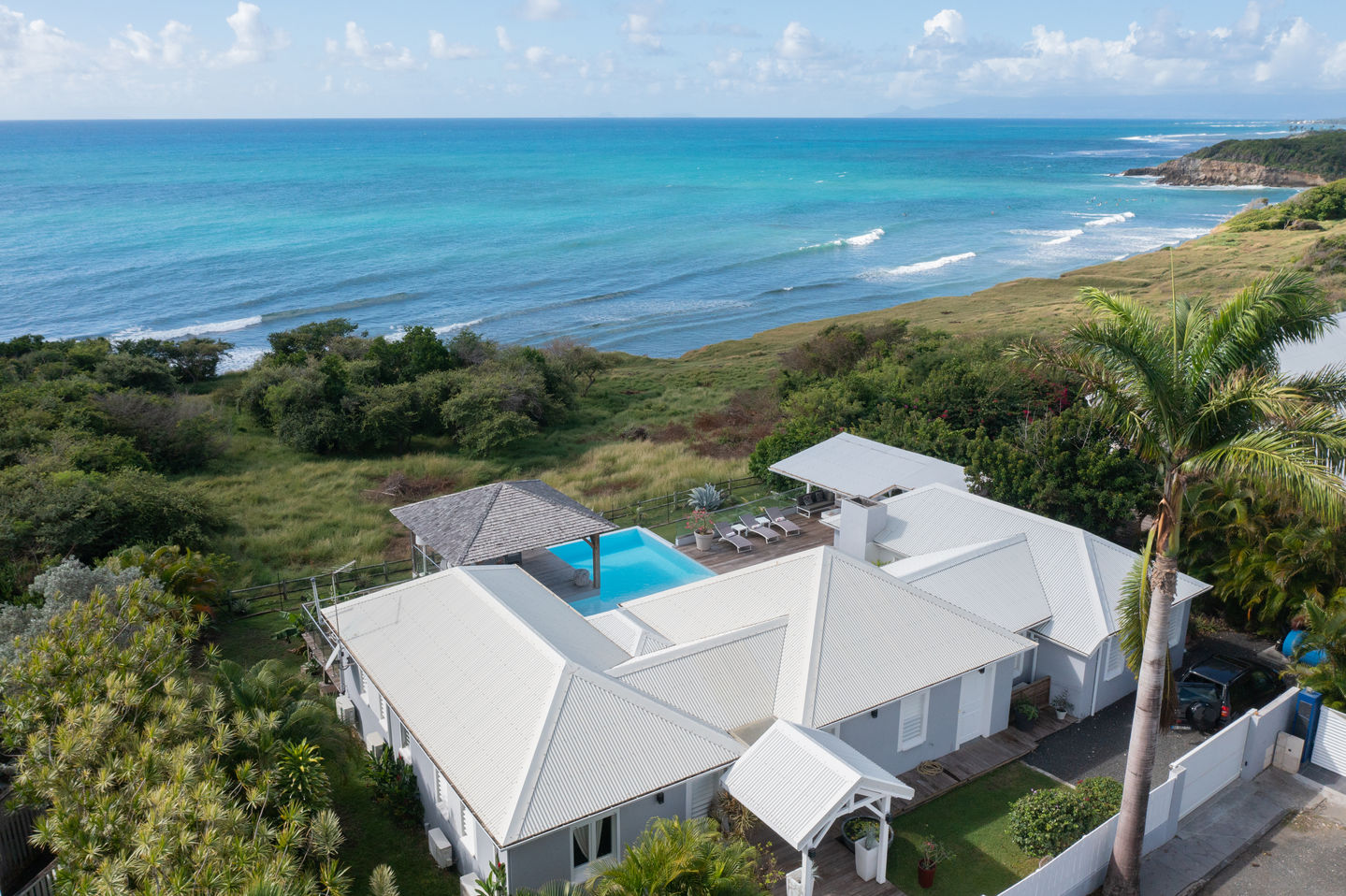 Photo en drone d'une villa vue mer