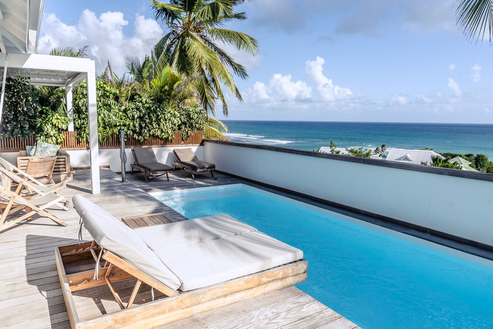 Photo d'une villa contemporaine avec piscine et vue mer en Guadeloupe