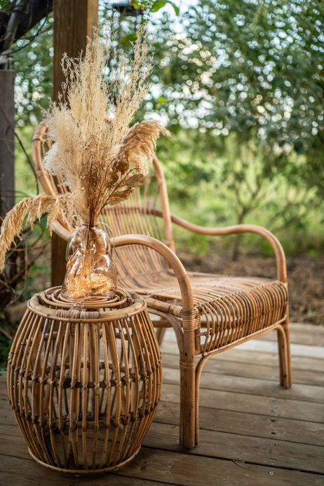 Décoration tropicale haut de gamme avec mobilier en rotin pour location saisonnière