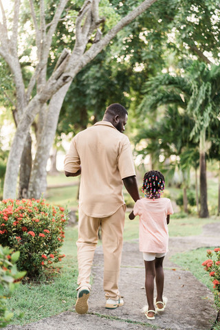 Le père et sa fille marchent