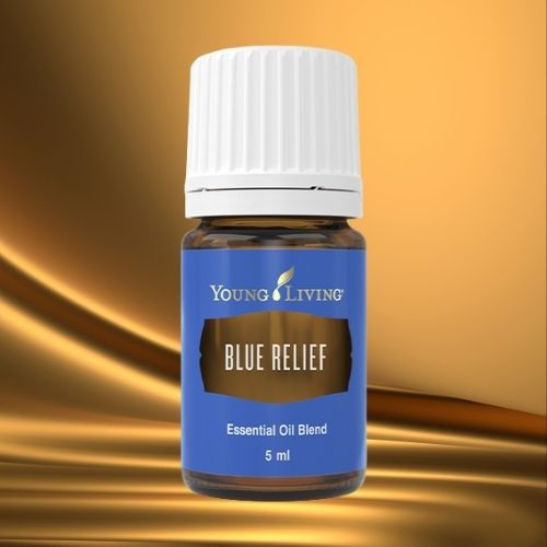 Ätherisches Öl Blue Relief von Young Living – blaue Flasche auf goldenem Hintergrund, wohltuende Mischung für Muskeln, Entspannung und körperliches Wohlbefinden, erhältlich im Zukunfts-Impuls-Shop.