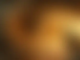 Silhouette einer Frau in einem fließenden Kleid, die in einem magisch leuchtenden, feurigen Tunnel steht – als Symbol für den Übergang zwischen den Welten, Transformation und spirituelle Einkehr während der Rauhnächte.