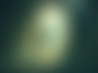 Eine Frau steht vor einem leuchtenden, goldenen Portal im Wald, umgeben von geheimnisvollem Licht und üppigem Grün – Symbol für die magische Schwellenzeit der Rauhnächte und die Reise ins eigene Innere.
