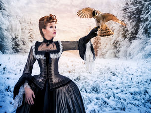 Frau in viktorianischem Gewand mit einem Falken auf dem Arm, in winterlicher Landschaft – Sinnbild für innere Stärke, Wandel und mutigen Aufbruch in den Rauhnächten.