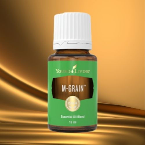 Ätherisches Öl M-Grain von Young Living – grüne Flasche auf goldenem Hintergrund, wohltuende Mischung für Entspannung von Kopf, Muskeln und Nerven, erhältlich im Zukunfts-Impuls-Shop.