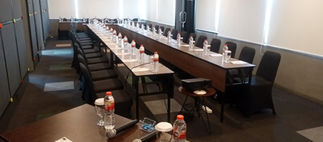 meja ibm di ruang meeting rapat hotel