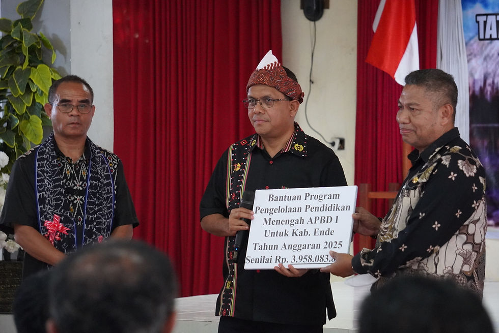 Gubernur Melki menyerahkan bantuan PPPK APBD 1 untuk Kabupaten Ende kepada Wakil Bupati Ende didampingi Kadis Provinsi NTT