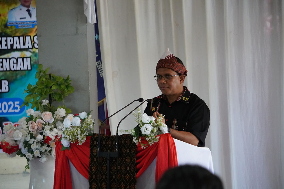 Gubernur NTT, Melkiades Laka Lena membawa sambutan di Aula SMKN 1 Ende, Jumat, 04 April 2025