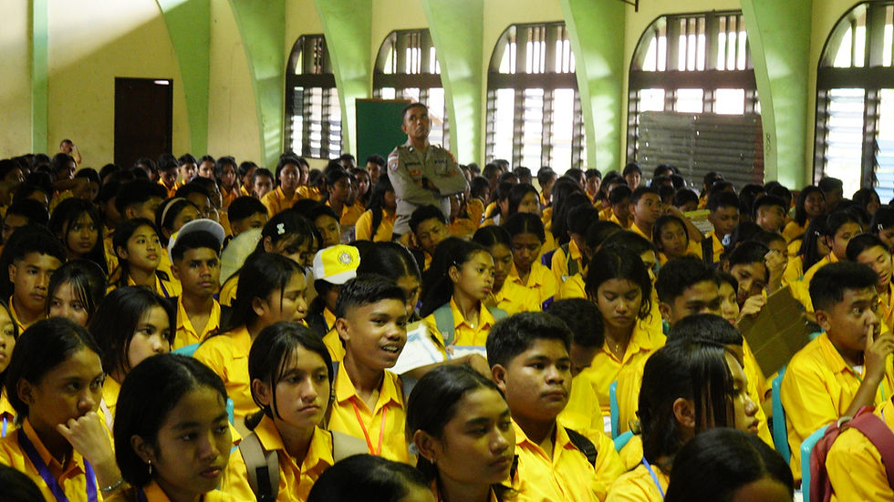 Dionisius Dari saat memantau proses jalannya sosialisasi dan tampak anak-anak murid baru begitu antusias.