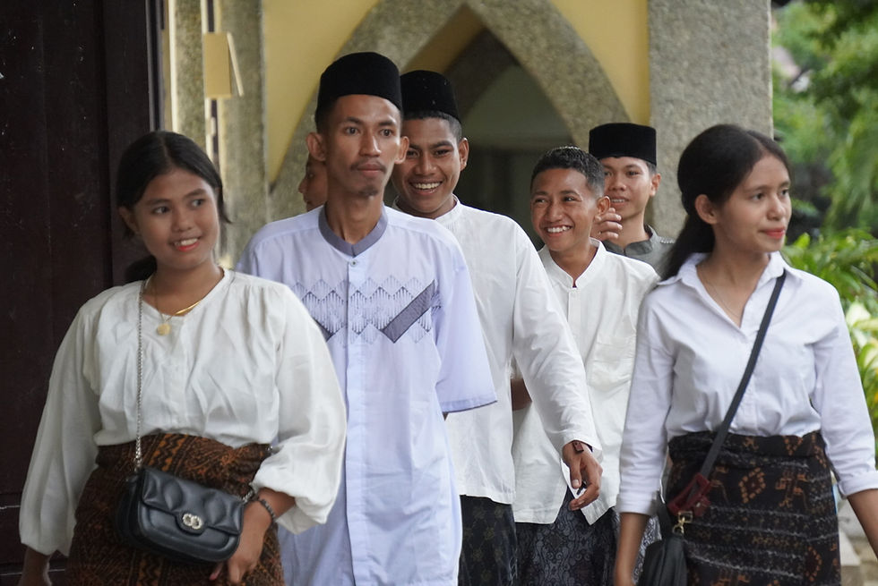 Teman-teman OSIS/MPK mengantar saudara kita dari Pesantren Wali Songo