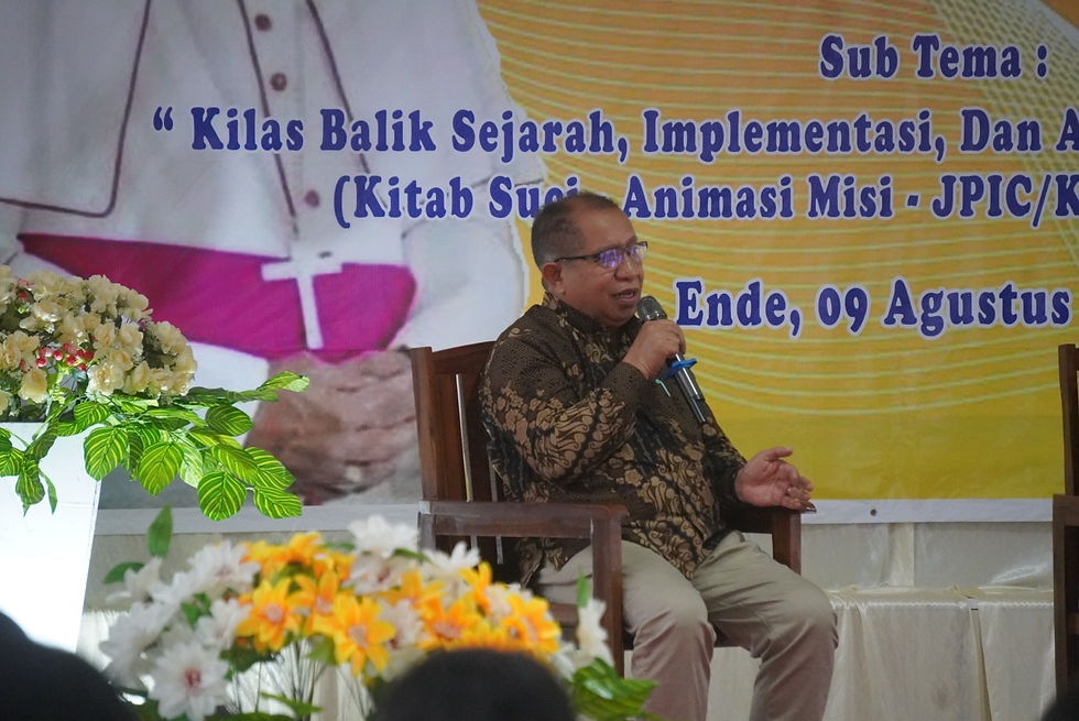 Pater Eman Embu, SVD (Provinsial SVD Ende) hadir sebagai salah satu narasumber dalam kegiatan ini. 