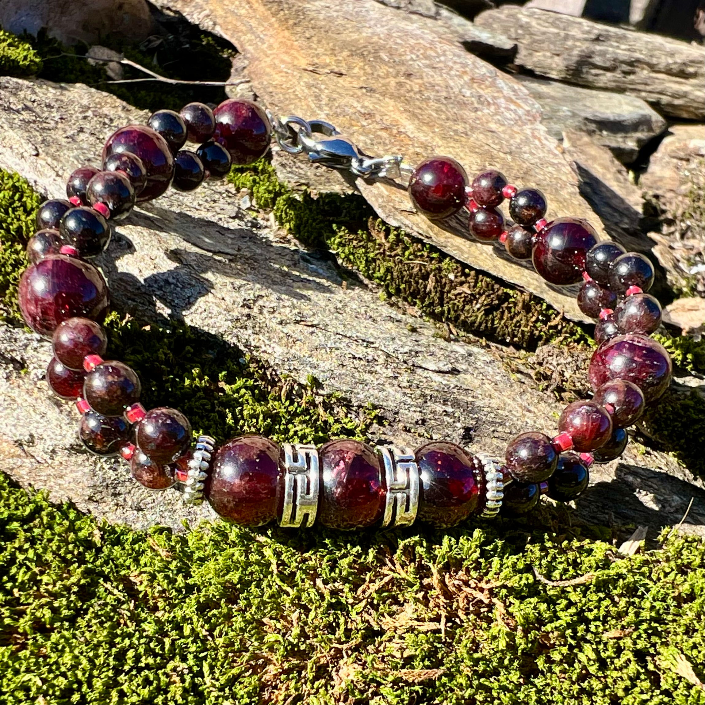 Bracelet Ardeur secrète en Grenat, modèle 3 perles centrales, création artisanale Terraluna Cévennes