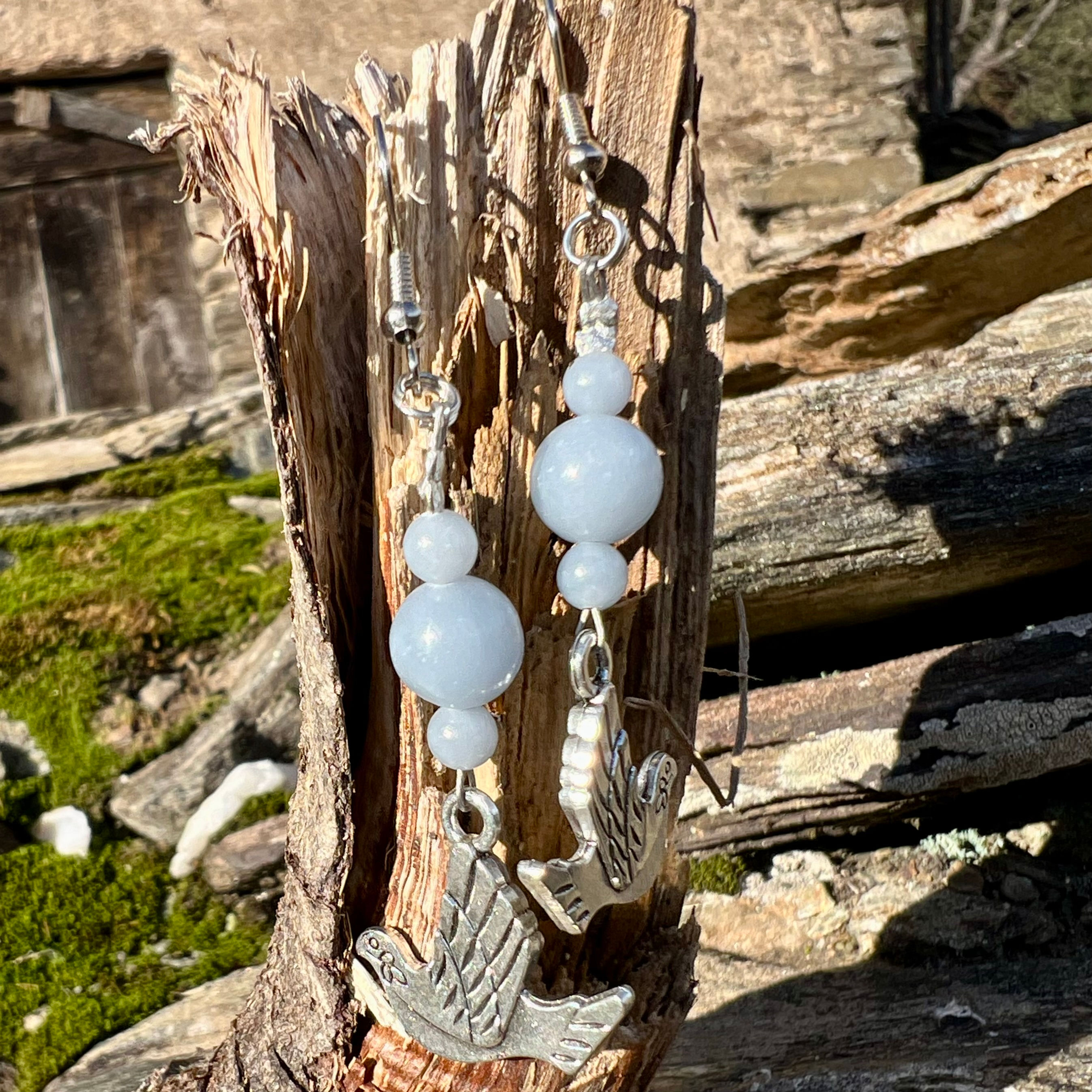 Boucles d’oreilles Messagère du silence en Angélite avec colombes argentées – création Terraluna