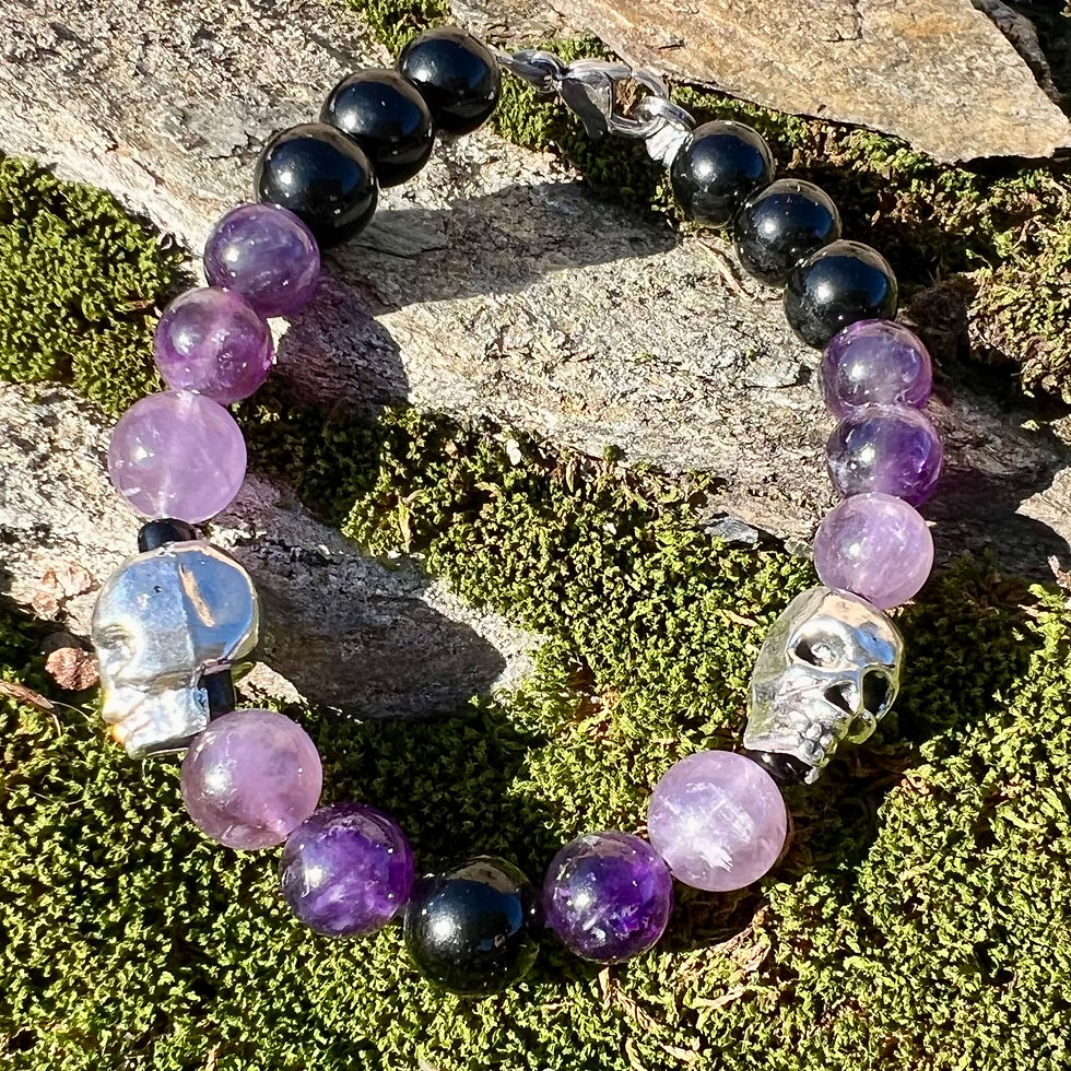 Gros plan sur perles naturelles Améthyste et Obsidienne, bracelet fait main