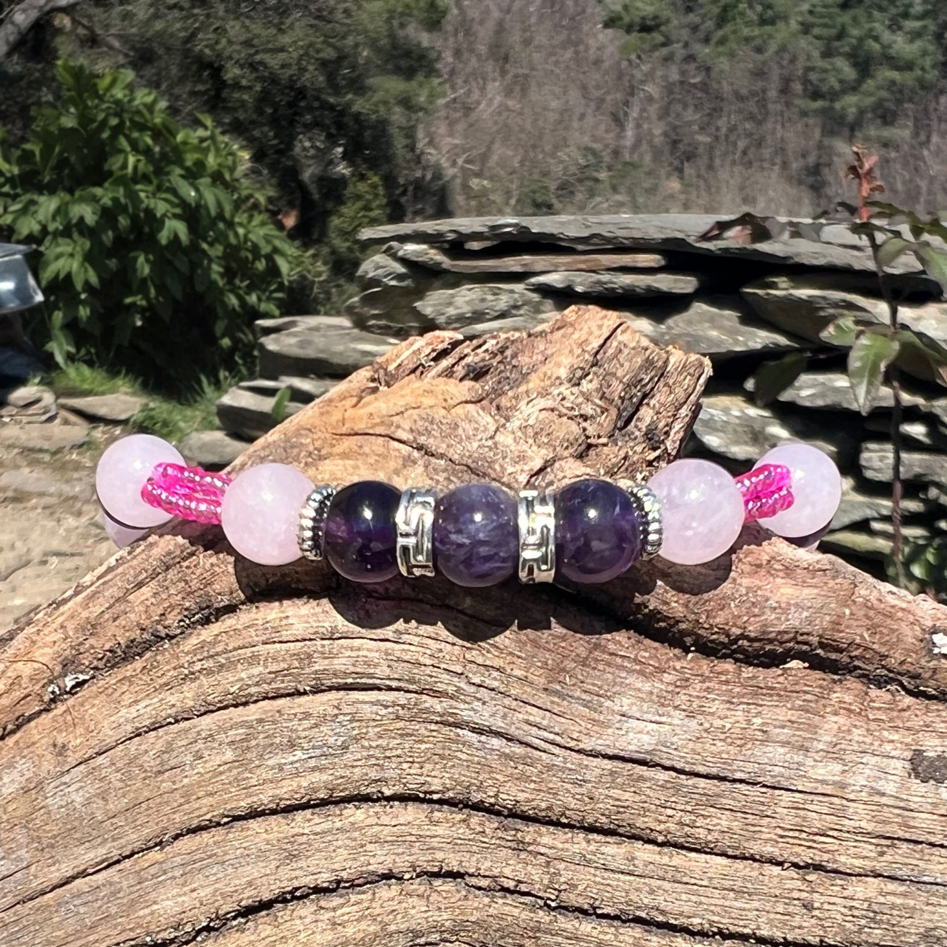 Bracelet Fusion Douce en Quartz rose et Améthyste avec trois perles centrales, création artisanale.Terraluna