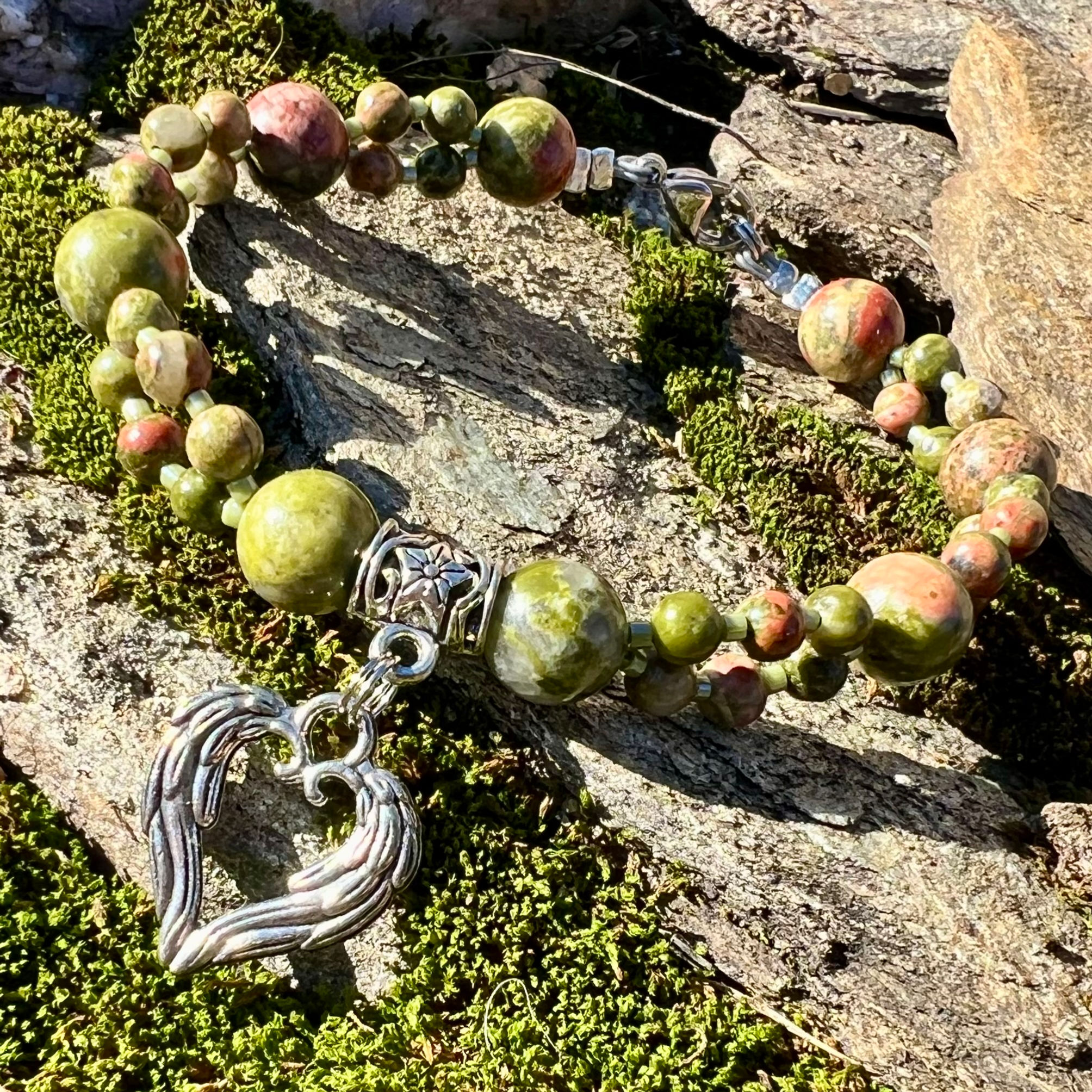 Élan secret – Bracelet en Unakite avec cœur ailé argenté