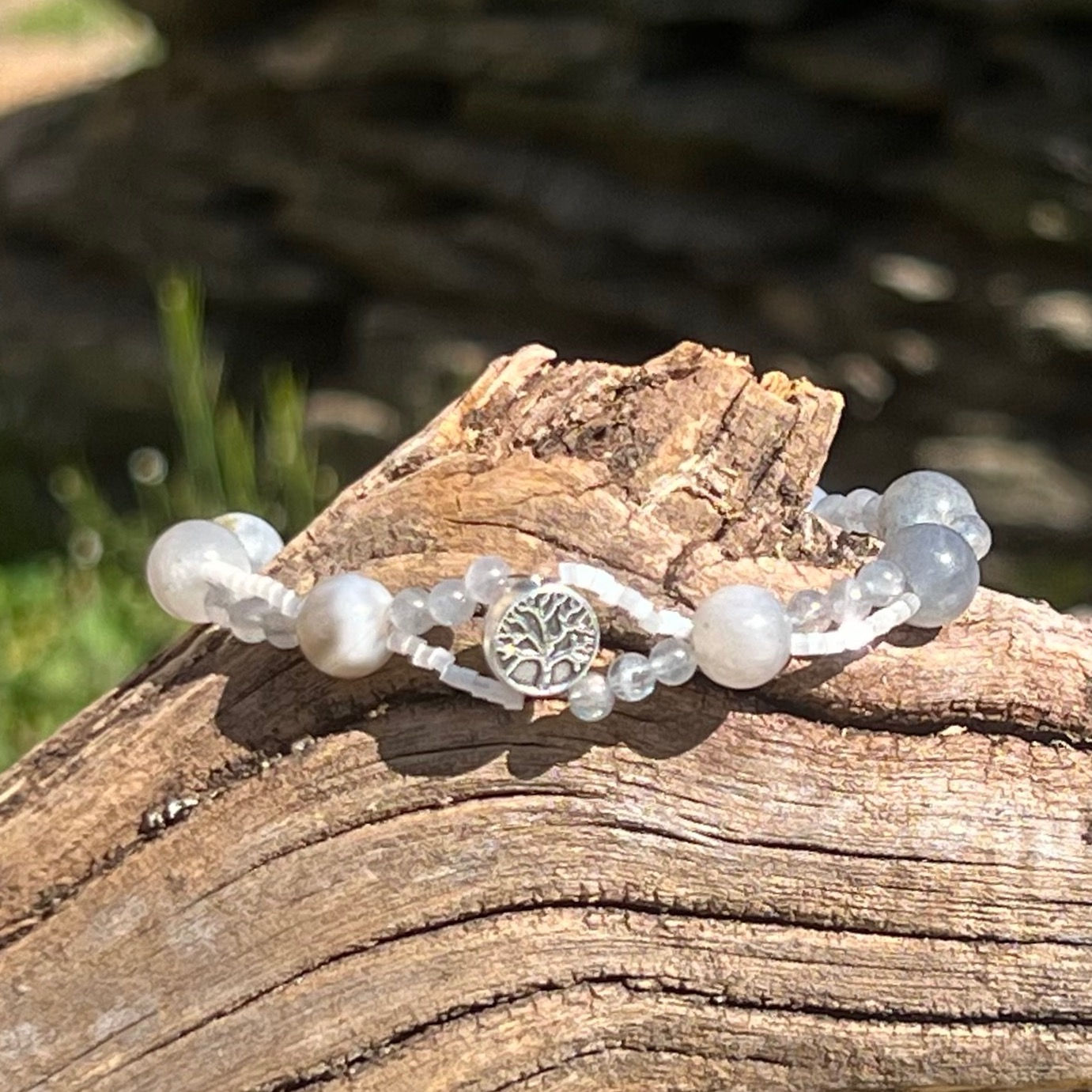 Bracelet Élan Lunaire en Pierre de Lune avec breloque Arbre de Vie argentée, création artisanale. Terraluna